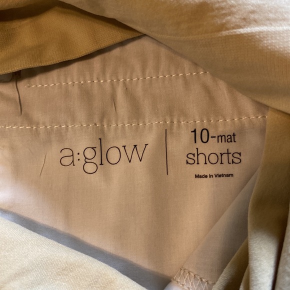 Khaki maternity shorts with pockets - Picture 6 of 8